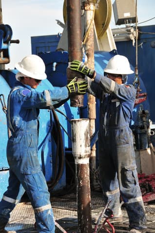 Worker wearing RINGERS® R267 protective mechanical gloves while drilling