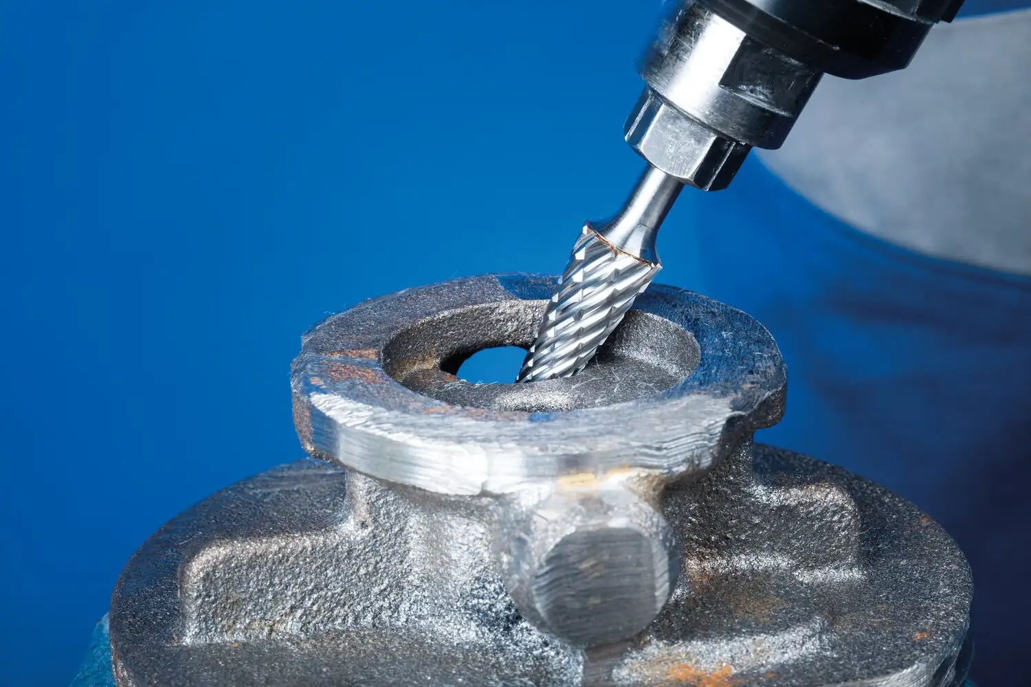 Yüksek performanslı karbür çapak alma frezesi CAST, konik tip, radyüs uçlu, KEL çap 12x30 mm sap çapı 6 mm, döküm demir için 2