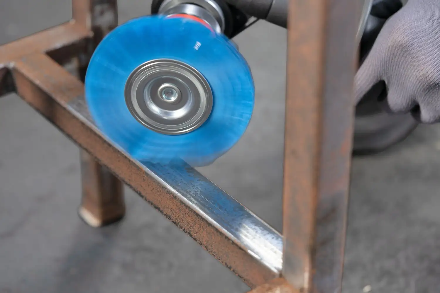 Dairesel fırça saçaklı RBU çap 100 mm sap çapı 6 mm BLUE tel çap 1,10 mm tanecik 180 elektrikli matkaplar 4
