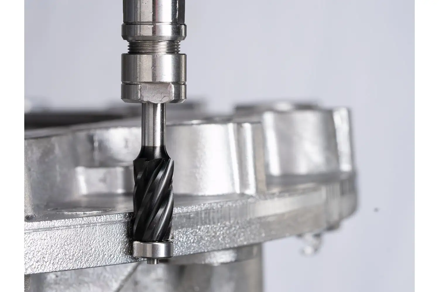 Yüksek perf. karbür çapak alma frezesi ALU sil. ZYA çap 10x19mm sap çapı 6mm HICOAT kap., robotik pah kırma/çapak alma için bilyalı rulman 2