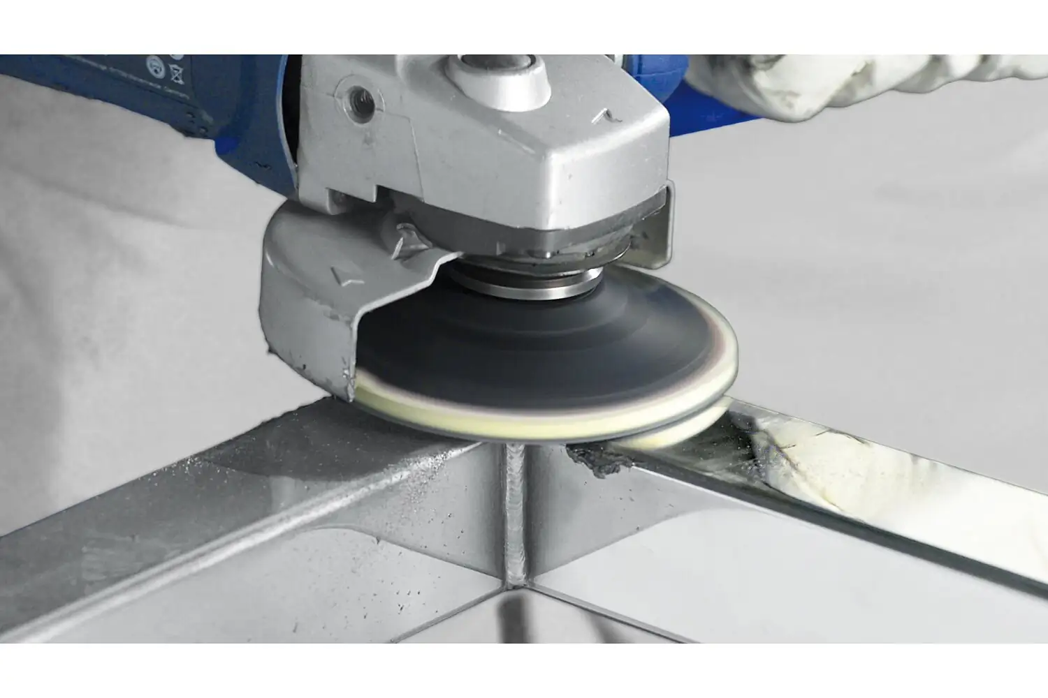 Açılı taşlama makinesiyle ön parlatma ve yüksek parlaklık cilası için COMBICLICK keçe diskler CC-FR çap 100mm 4