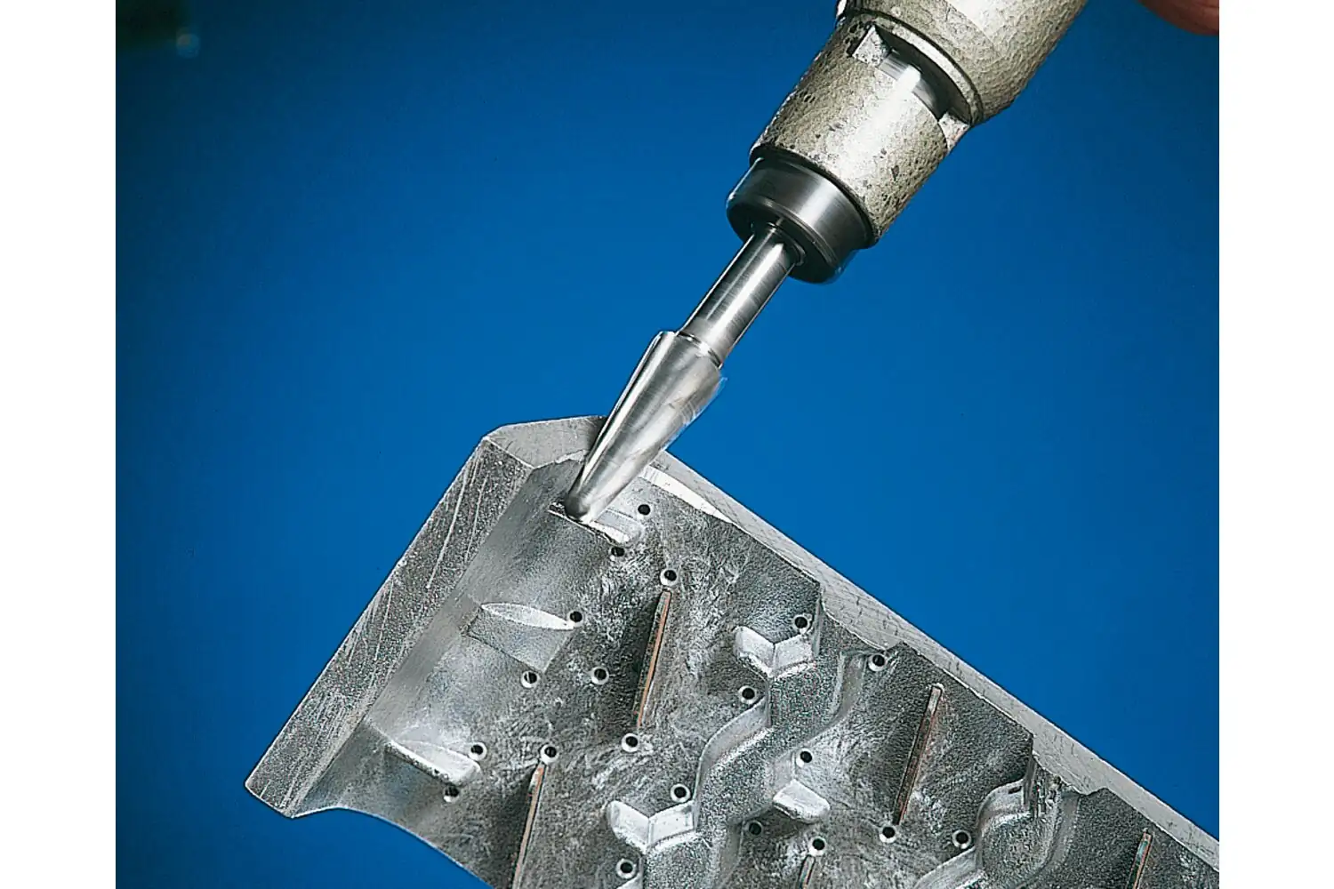 Yüksek perf. karbür çapak alma frezesi ALU konik tip radyüs uçlu KEL çap 12x30mm sap çapı 6mm alüminyum/demir içermeyen met. için HICOAT 2