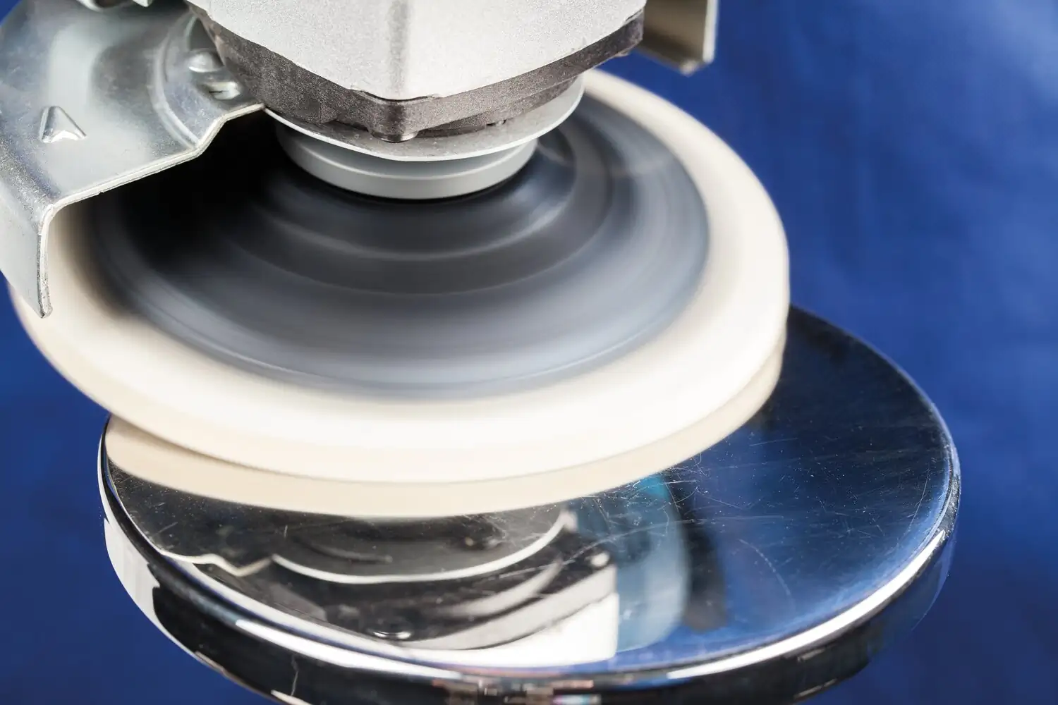 Açılı taşlama makinesiyle ön parlatma ve yüksek parlaklık cilası için COMBICLICK keçe diskler CC-FR çap 100mm 3