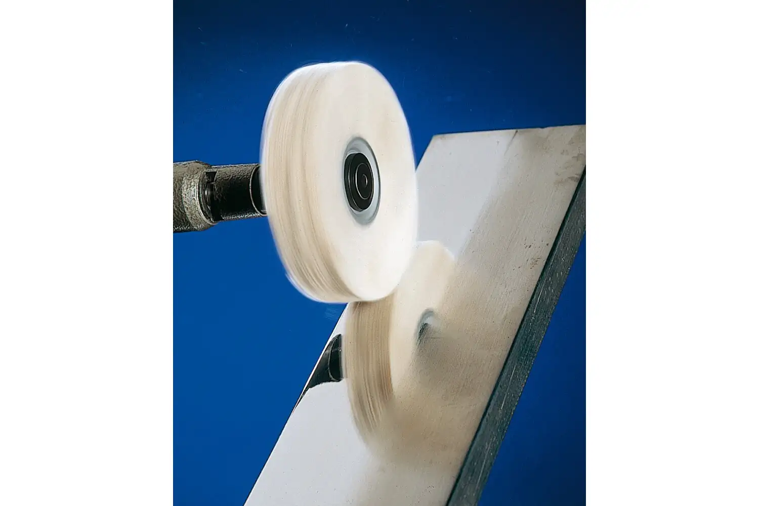 Dairesel parlatma bezi TR flanel çap 100x10 mm merkez delik çapı 10 mm, ayna parlaklığı ve parlatma pastası ile perdah için 2